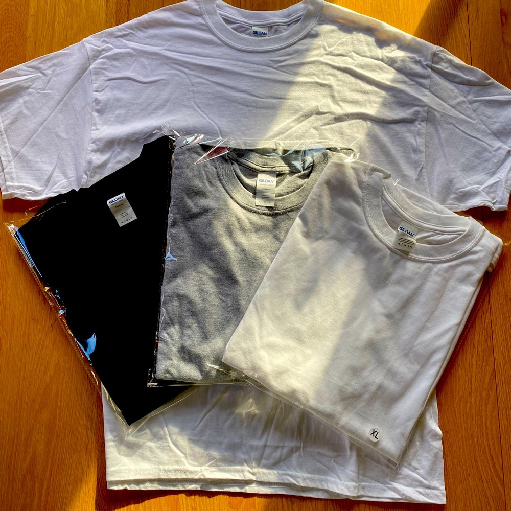 New Gildan 100% Men’s Heavy Cotton Tear Away Tag Tee Shirts.